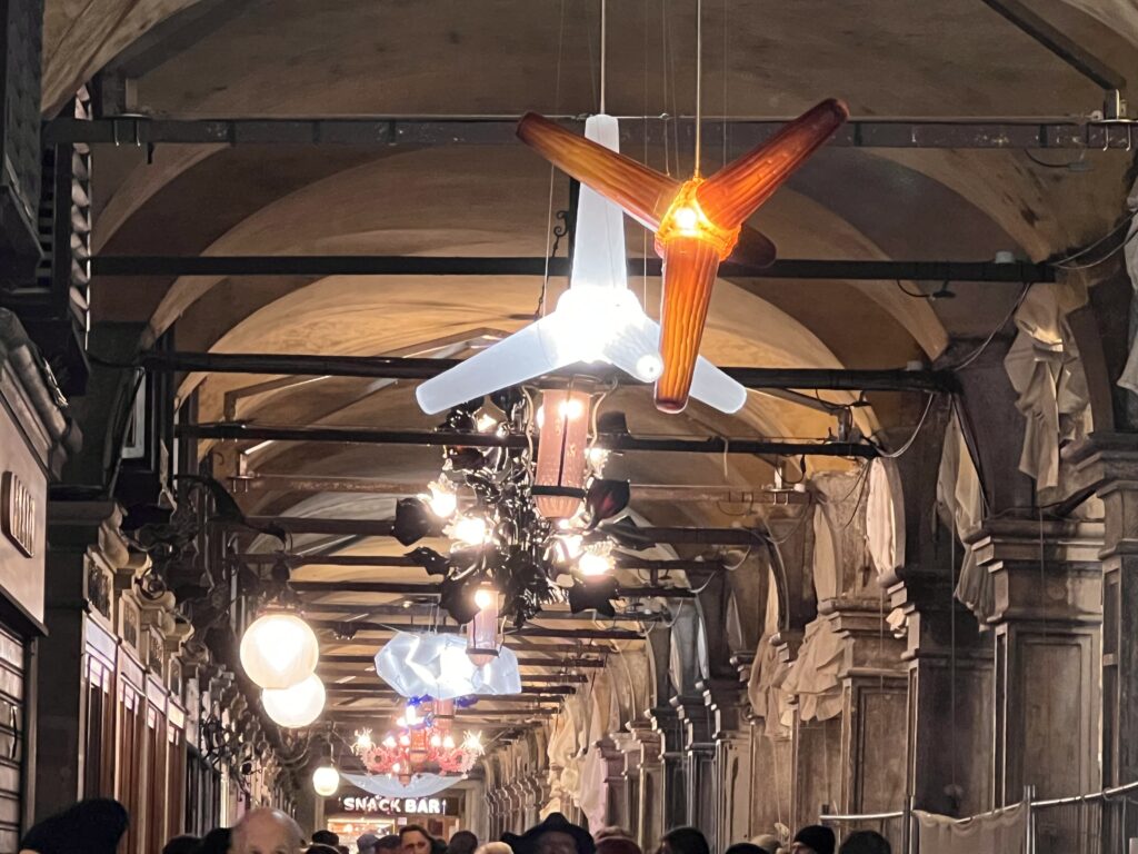 Lampadari d'artista sotto le Procuratie Vecchie di Piazza San Marco