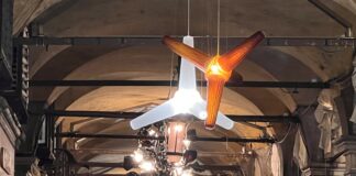 I nuovi lampadari d’artista si accendono sotto le Procuratie Vecchie Lampadari d'artista sotto le Procuratie Vecchie di Piazza San Marco