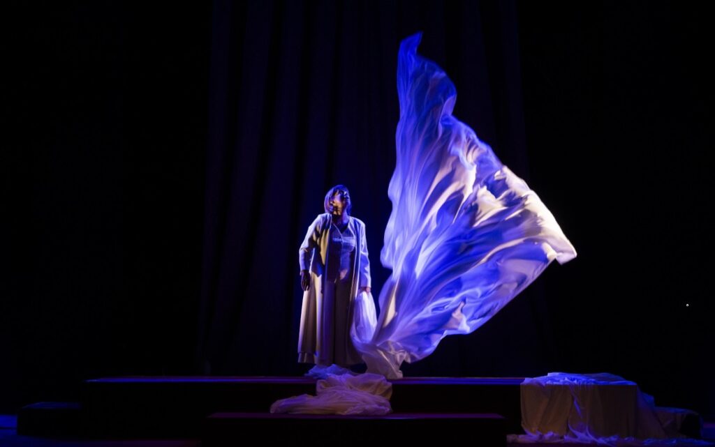Lella Costa in "Otello" - foto Serena Serrani