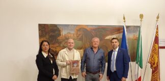 Gagliardetto ai titolari del Piper che hanno permesso l’arresto di un ladro La consegna del gagliardetto