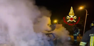 Paura sull’A4: auto prende fuoco nell’area di servizio Calstorta a Cessalto