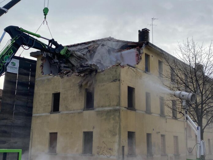 Demolizioni degli edifici in Piazza Mercato a Marghera Demolizioni degli edifici in Piazza Mercato a Marghera