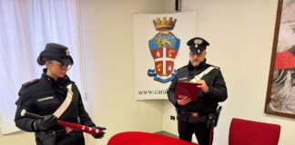 Rissa con mazze da baseball, denunciati sette giovani I Carabinieri con le mazze da baseball sequestrate