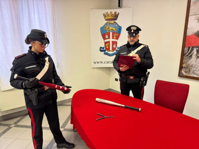I Carabinieri con le mazze da baseball sequestrate