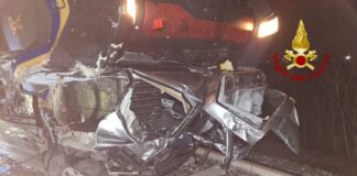 Auto investita sul passaggio a livello: nessun ferito Auto investita sul passaggio a Livello