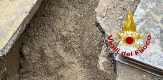 Spinea, operaio cade in una buca e rimane bloccato all’interno La buca dove l'operario è caduto