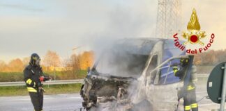 Via Vespucci, incidente e incendio di una moto e un furgone: due feriti di cui uno grave Via Vespucci, incidente e incendio tra una moto e un furgone