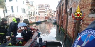 Barca affondata, i vigili del fuoco la riportano a galla: ecco come i vigili del fuoco sono intervenuti in Sestiere Cannaregio, 2593 a Venezia per il recupero di una piccola imbarcazione affondata