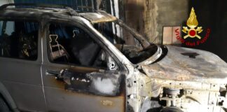 A fuoco auto in garage, evacuato il condominio L'auto andata in fiamme
