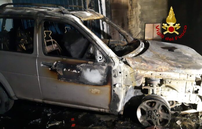 L'auto andata in fiamme L'auto andata in fiamme