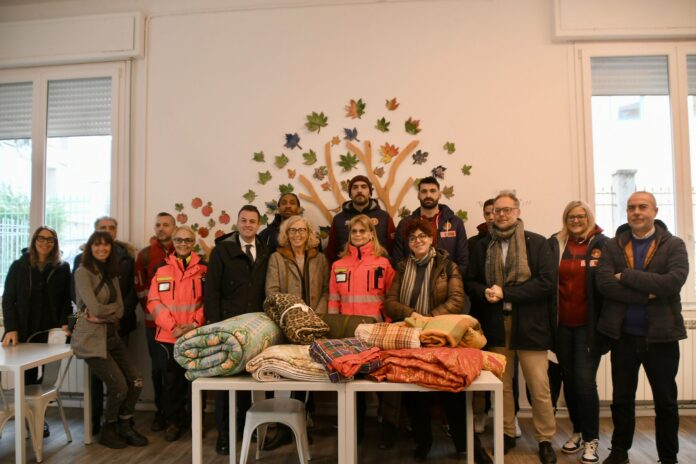 I giocatori della Reyer consegnano alla Casa dell'Ospitalità le coperte raccolte per i senza dimora