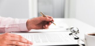 Testamento olografo valido: come farlo? uomo-di-affari-che-lavora-in-un-desktop-dell-ufficio_23-2148194684