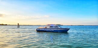 Minaccia i sanitari e prende a calci la porta del Serd: arrestato dalla Polizia Polizia di Stato di Venezia, la Volante lagunare