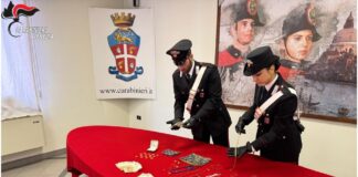 Va a truffare un’anziana, il tassista se ne accorge e chiama i Carabinieri: arrestata una donna I Carabinieri con la refurtiva sequestrata