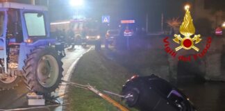 Auto rischia di rovesciarsi e finire nel Muson Auto rischia di rovesciarsi e finire nel Muson