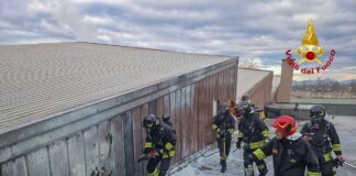 Istrana, principio d’incendio durante la posa di una guaina catramata Istrana, le operazioni di spegnimento di un incendio durante la posa della guaina catramata