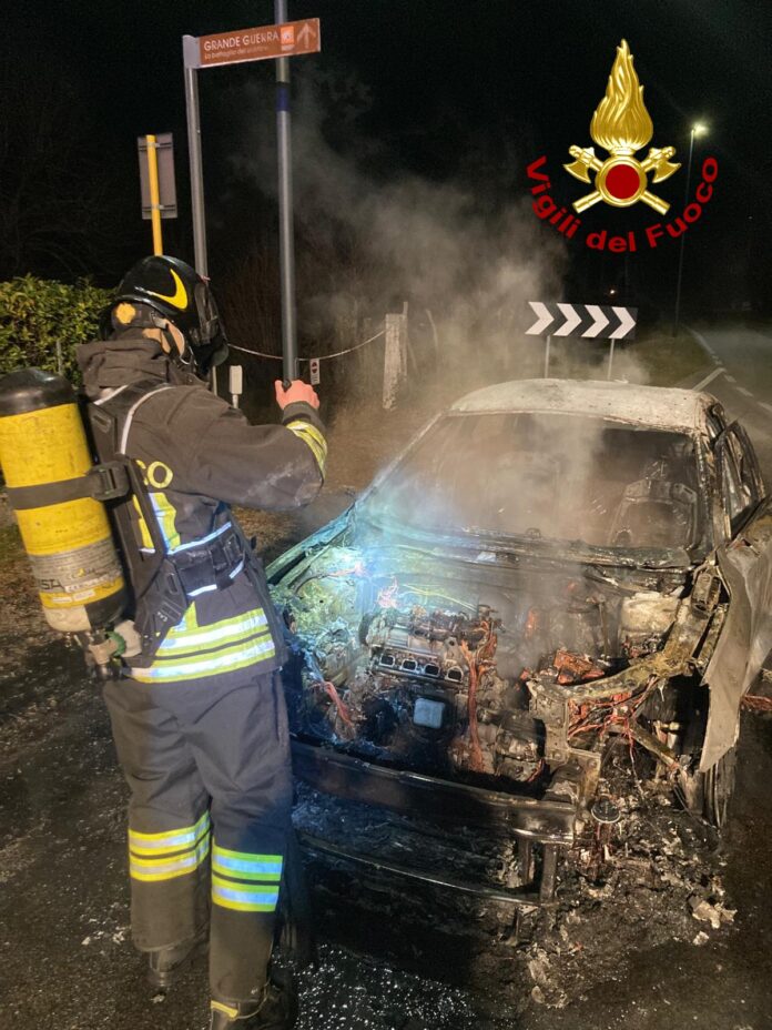Nervesa della Battaglia, l'auto ibrida andata a fuoco Nervesa della Battaglia, l'auto ibrida andata a fuoco
