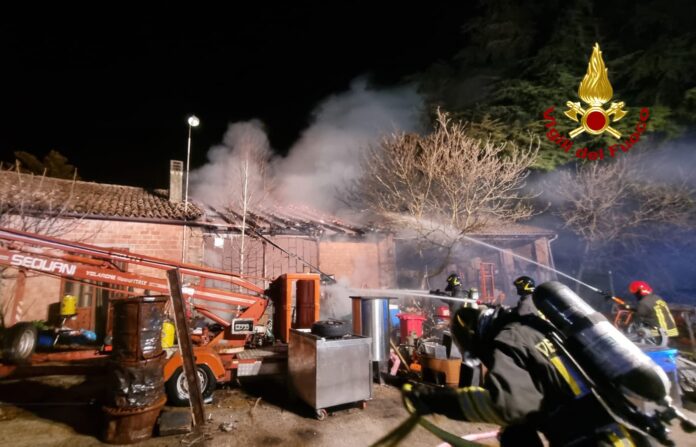 I Vigili del fuoco spengono l'incendio a Cavaso del Tomba I Vigili del fuoco spengono l'incendio a Cavaso del Tomba