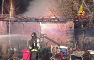 I Vigili del fuoco spengono l'incendio a Cavaso del Tomba