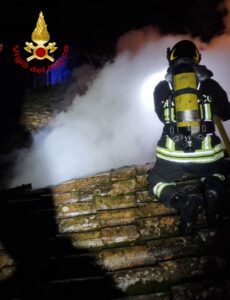 I Vigili del fuoco spengono l'incendio a Cavaso del Tomba