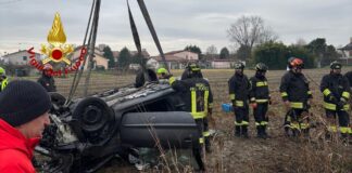 Auto finisce rovesciata nel canale di Scolo Dosa ad Asseggiano: morto un giovane Asseggiano, l'auto finita nel canale di Scolo Dosa