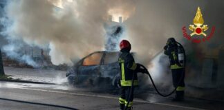 Silea, auto in fiamme danneggia anche una centralina elettrica Silea, lo spegnimento dell'auto in fiamme