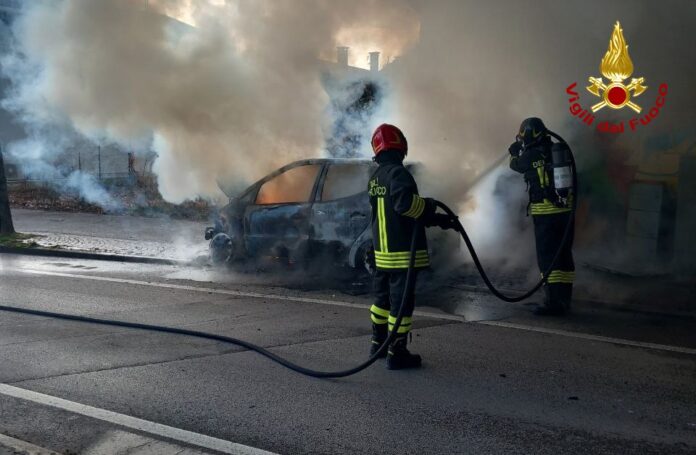 Silea, lo spegnimento dell'auto in fiamme Silea, lo spegnimento dell'auto in fiamme