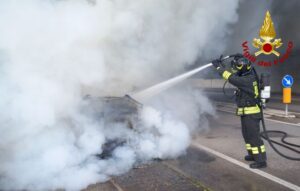 Silea, lo spegnimento dell'auto in fiamme
