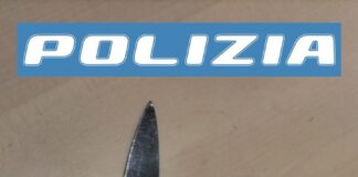 Passeggia con in mano un coltello per le vie del centro di Treviso: fermato dalla Polizia di Stato Il coltello sequestrato dalla Polizia di Stato
