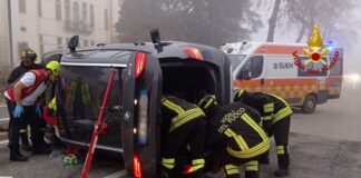 Caerano San Marco, auto finisce rovesciata: ferita una donna Caerano San Marco, auto finisce rovesciata: ferita una donna