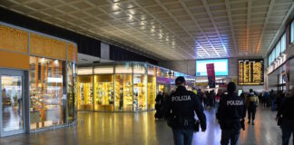 Esce dal carcere, ruba un paio di scarpe in Stazione e travolge una guardia giurata: arrestato dalla PolFer La PolFer in azione nella Stazione di Venezia Santa Lucia
