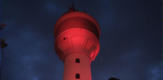 I dipendenti Veritas a sostegno della donazione di sangue La torre dell'acquedotto di Marghera illuminata di rosso - foto Veritas