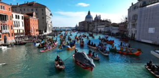 Carnevale di Venezia 2025: centinaia di vogatori in maschera hanno aperto il corteo acqueo Carnevale 2025, il corteo acqueo con la pantegana