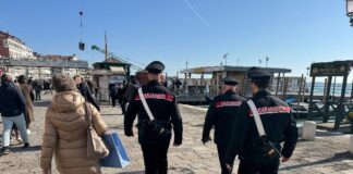 Derubano una turista, due donne arrestate dai Carabinieri Carabinieri in azione nel centro storico di Venezia