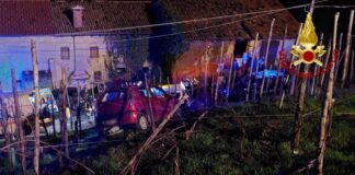 Valdobbiadene, perde il controllo dell’auto e finisce in un vigneto: morto un ventenne Valdobbiadene, l’auto finita nel vigneto