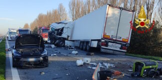 Romea, schianto fra un camion, un furgone e un’auto: tre feriti Incidente stradale lungo la Romea