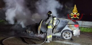 A fuoco auto in A57, salvo l’automobilista Lo spegnimento dell'auto andata in fiamme sulla A57