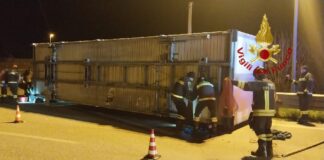 Godega di Sant’Urbano, camion perde il cassone Il cassone perso dal camion a Godega di Sant'Urbano