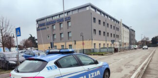 Ruba da sette veicoli in sosta e minaccia con un coltello gli agenti intervenuti: arrestato dalla Polizia di Stato Polizia di Stato di Treviso