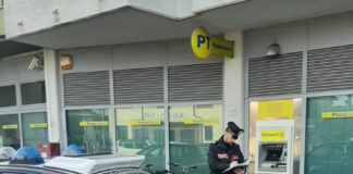 Truffa dello specchietto, due arrestati dai Carabinieri mentre accompagnano un 82enne alle Poste i militari del Nucleo Operativo e Radiomobile (NOR) della Compagnia Carabinieri di Treviso hanno arrestato un uomo di 23 anni e una donna di 29, domiciliati a Treviso e di origine nomade, per un tentativo di truffa aggravata in concorso. L’episodio rientra nella cosiddetta “truffa dello specchietto”,