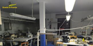 La GdF sequestra 3 laboratori tessili e denuncia 4 persone Uno dei laboratori tessili sequestrati dalla Guardia di Finanza