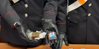 Riese Pio X, 16enne scoperto con 17 panetti di hashish: arrestato I panetti di hashish sequestrati al 16enne dai Carabinieri
