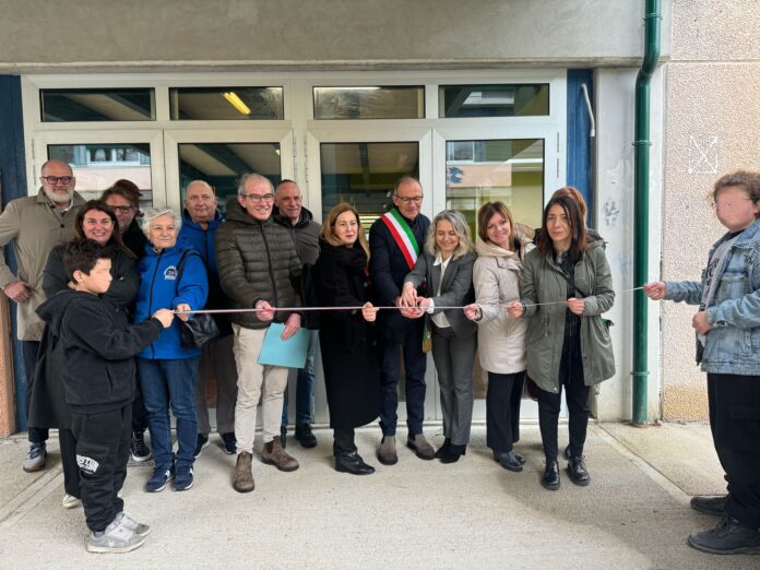 Taglio del nastro per l'inaugurazione della scuola Taglio del nastro per l'inaugurazione della scuola