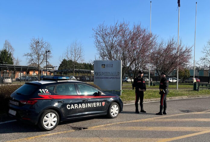 Carabinieri di fronte all'Ospedale di Castelfranco Veneto