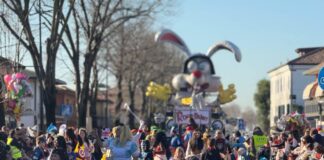 Zelarino chiude le sfilate dei carri allegorici Zelarino, la sfilata dei carri allegorici