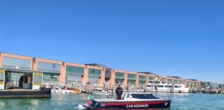 Rompono il finestrino di un’auto e rubano pc e gioielli: arrestati dai Carabinieri Carabinieri del Nucleo Natanti di Venezia davanti all'Isola del Tronchetto