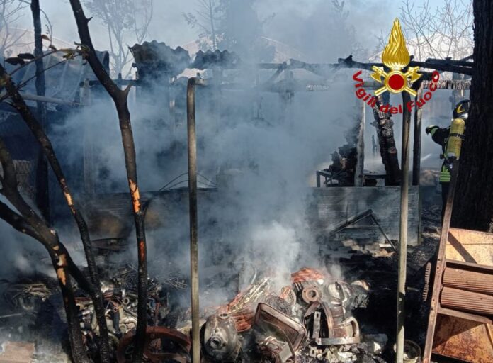 Cavallino-Treporti, incendio in un ricovero attrezzi vicino a una casa