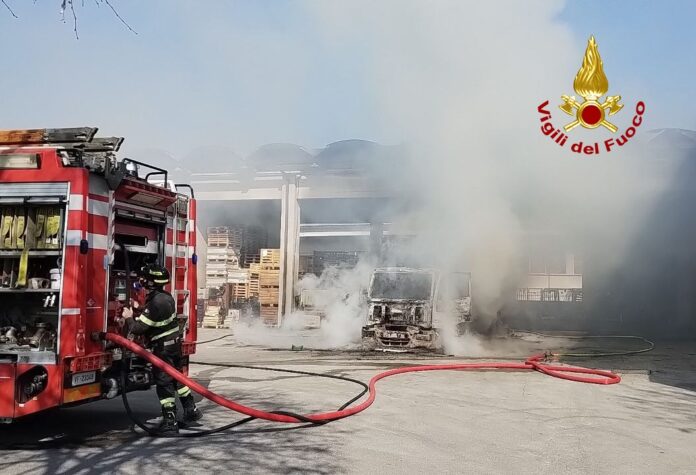 Montebelluna, camion frigo in fiamme all'interno di un'azienda ortofrutticola