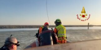 Barca si schianta contro una briccola, morta una donna Imbarcazione schiantata contro una briccola, i soccorsi