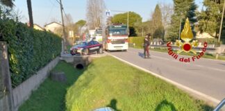 Ceggia, scontro tra auto e furgone: un ferito Ceggia, l'auto finita nel canale di scolo dopo l'incidente con un furgone